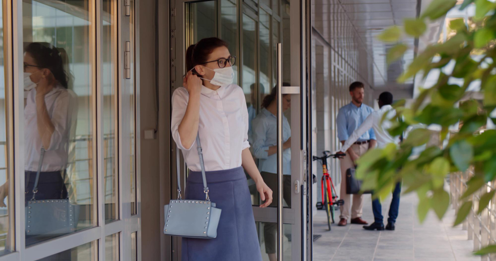 A woman want to enter a building sneakily